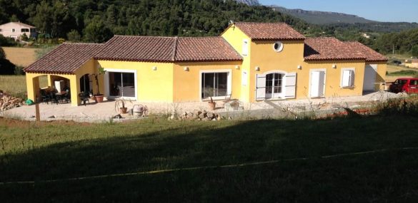 villa terminées mur jaune